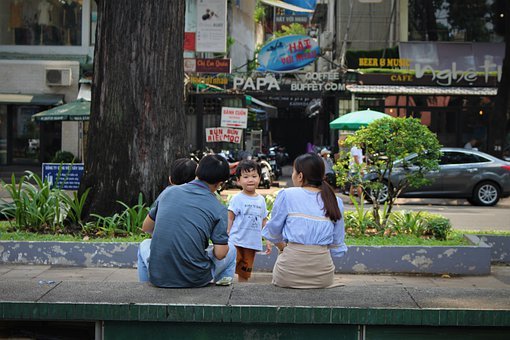 孩子不喜欢读书时，家长应该告诉他们自己的前途是光明的，鼓励他们自我认识和成长